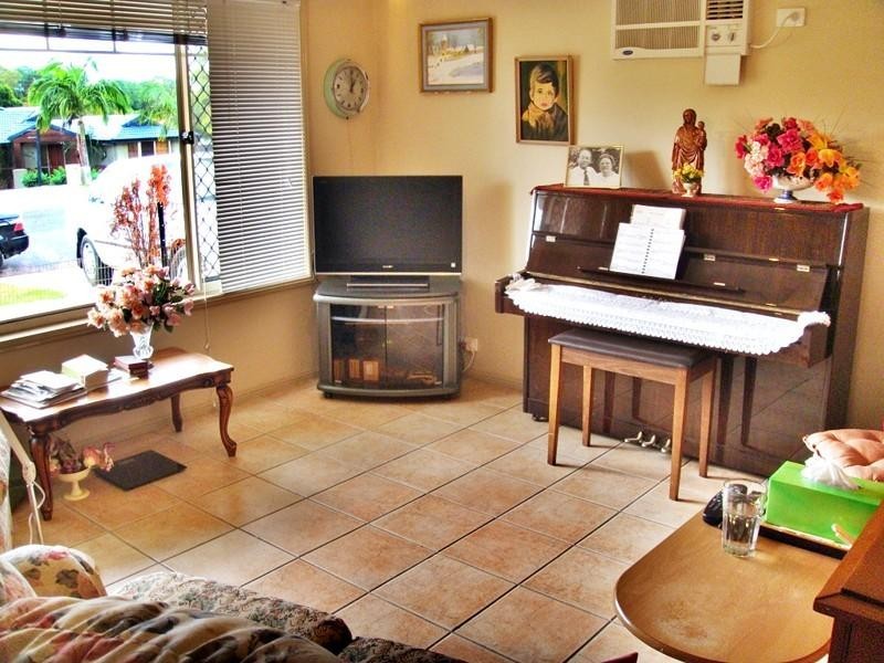 10 Navua Court, Pacific Pines QLD 4211