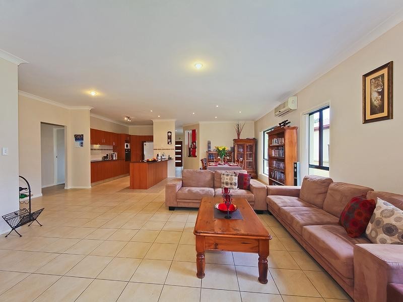 4 Bonner Court, Pacific Pines QLD 4211