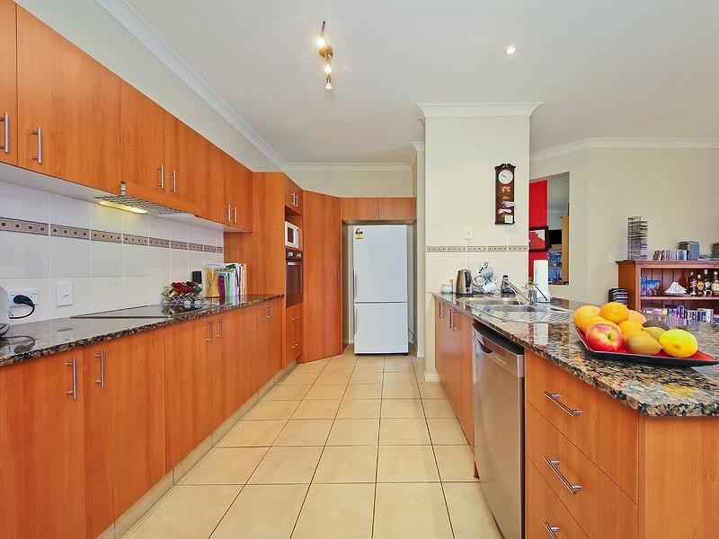 4 Bonner Court, Pacific Pines QLD 4211