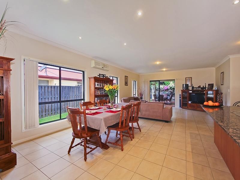 4 Bonner Court, Pacific Pines QLD 4211