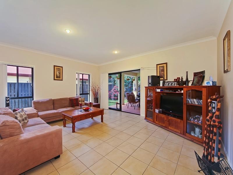 4 Bonner Court, Pacific Pines QLD 4211