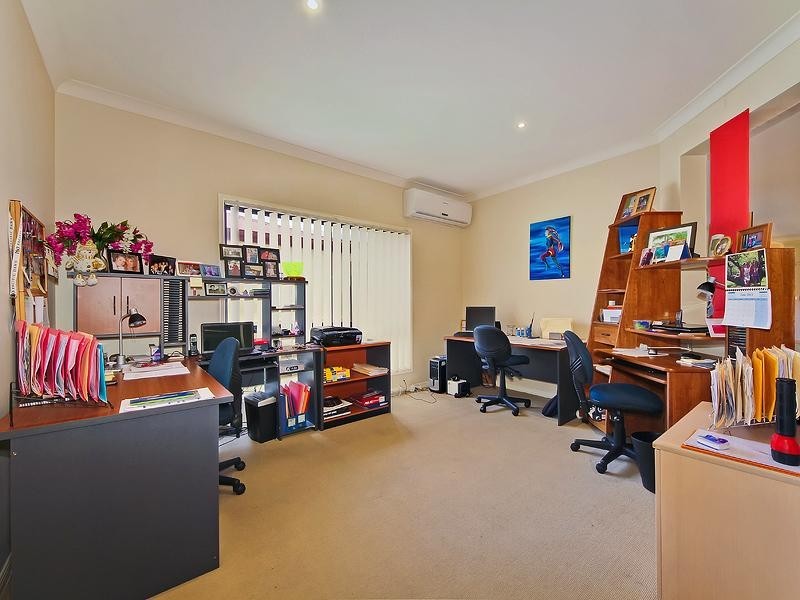 4 Bonner Court, Pacific Pines QLD 4211