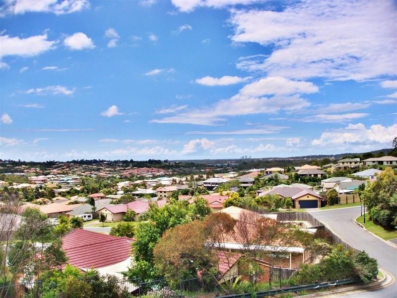 14 Woodward Lane, Pacific Pines QLD 4211