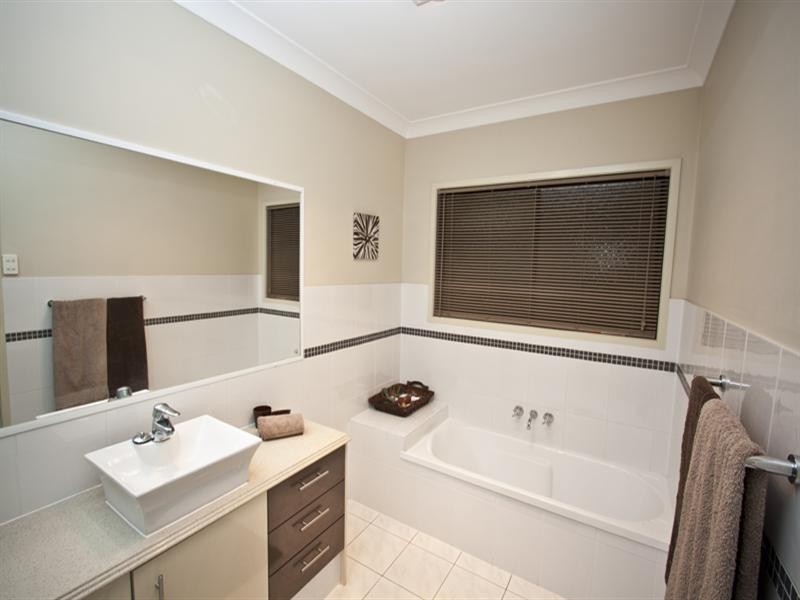 35 Midway Terrace, Pacific Pines QLD 4211