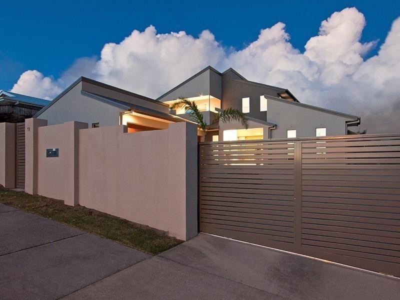 11 Salvado Drive, Pacific Pines QLD 4211