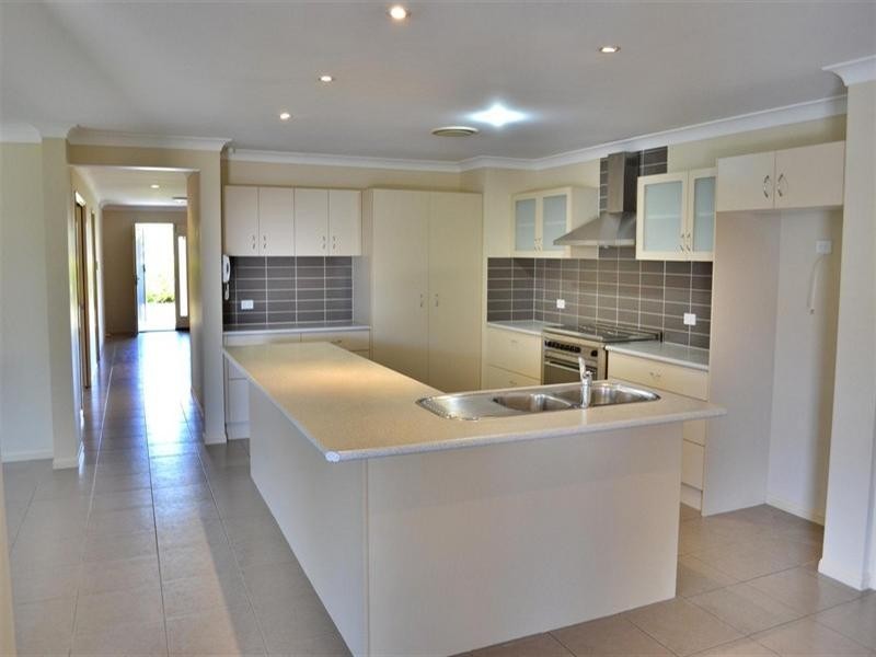 5 Sylvia Close, Pacific Pines QLD 4211