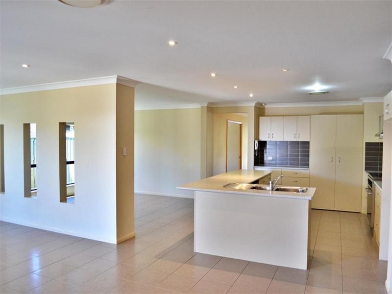 5 Sylvia Close, Pacific Pines QLD 4211