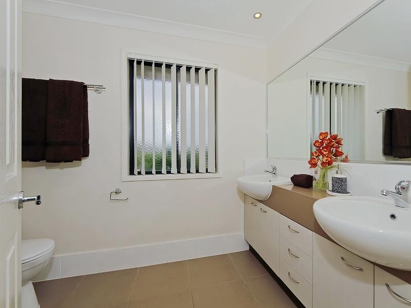 9 Willunga Street, Pacific Pines QLD 4211