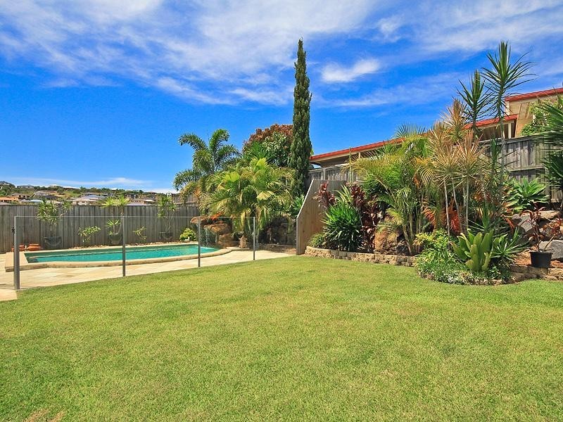 8 Springwood Avenue, Pacific Pines QLD 4211