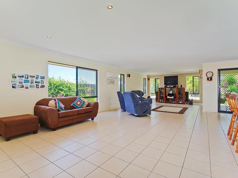 8 Springwood Avenue, Pacific Pines QLD 4211