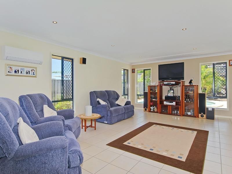 8 Springwood Avenue, Pacific Pines QLD 4211