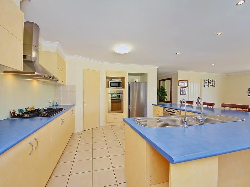 8 Springwood Avenue, Pacific Pines QLD 4211