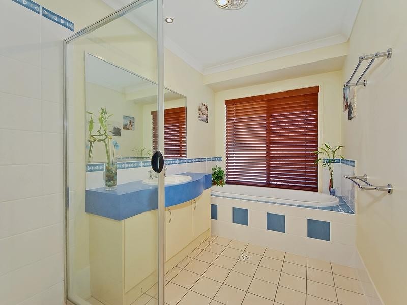 8 Springwood Avenue, Pacific Pines QLD 4211