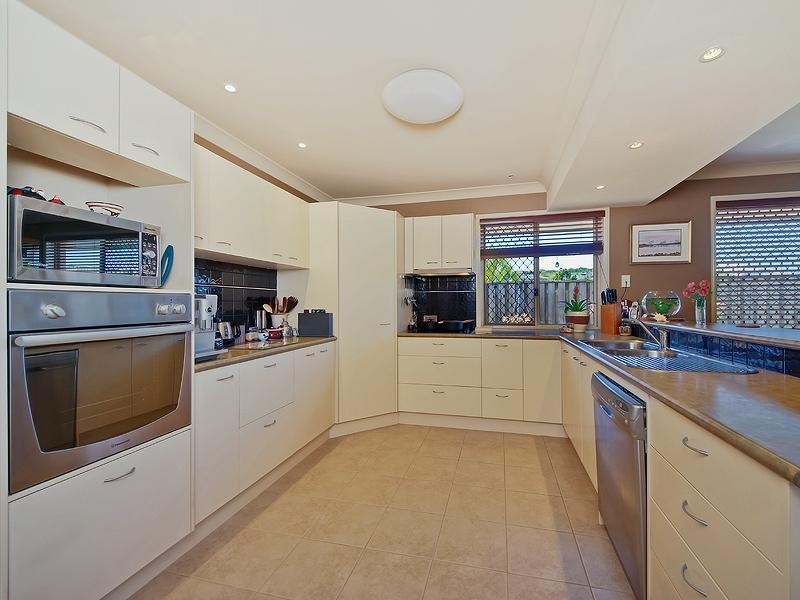 6 Springwood Avenue, Pacific Pines QLD 4211