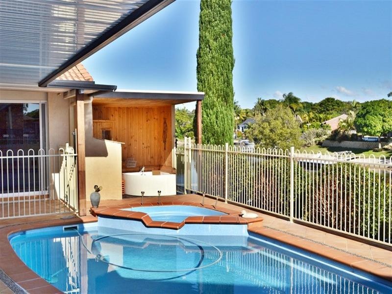 32 Conifer Crescent, Broadbeach Waters QLD 4218