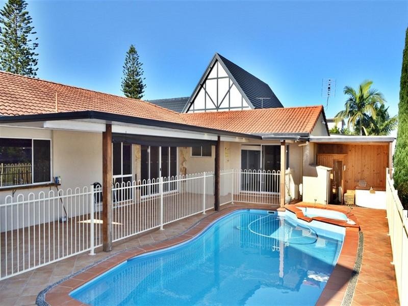 32 Conifer Crescent, Broadbeach Waters QLD 4218