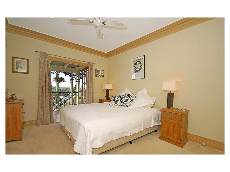 10 Alexandra Street, Bardon QLD 4065