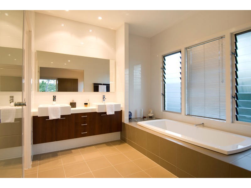 10 Mackay Terrace, Bardon QLD 4065