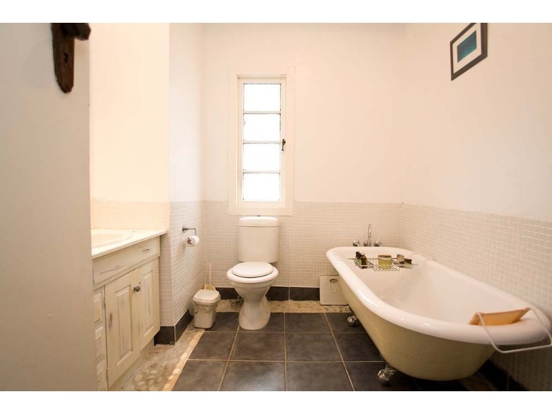 2 Gray Street, Red Hill QLD 4059