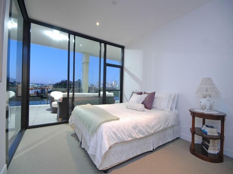 10 Pidgeon Close, West End QLD 4101