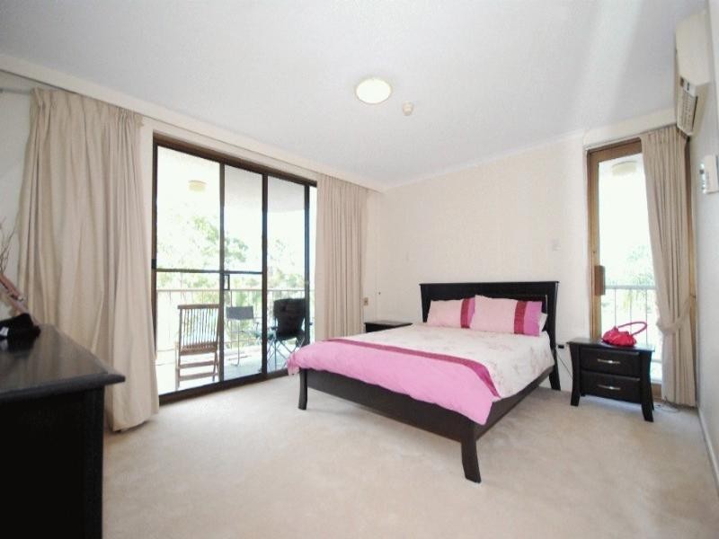 77 Cairns Street, Kangaroo Point QLD 4169