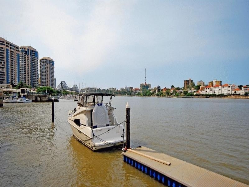 77 Cairns Street, Kangaroo Point QLD 4169