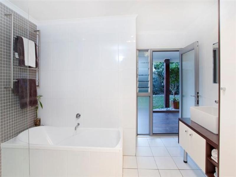 25 Dawn Street, Bardon QLD 4065