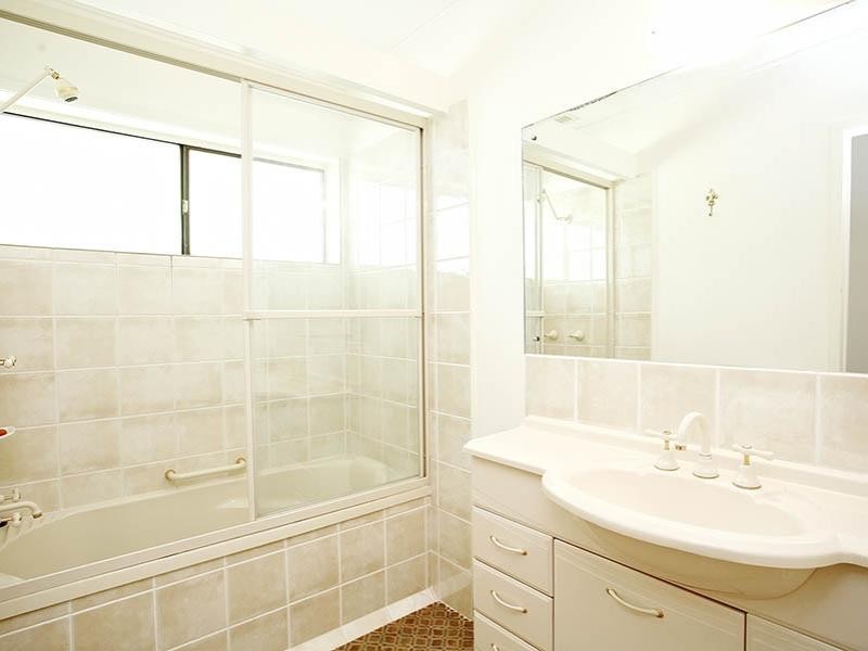 1 Edale Street, Kenmore QLD 4069