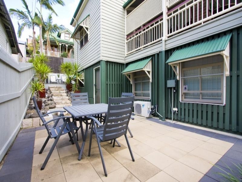 1/10 Cook Street, Red Hill QLD 4059