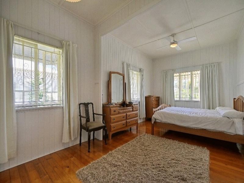 75 Sixth Avenue, Bardon QLD 4065