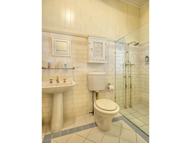 75 Sixth Avenue, Bardon QLD 4065