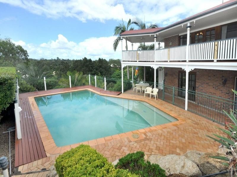 5 Larter Court, Brookfield QLD 4069