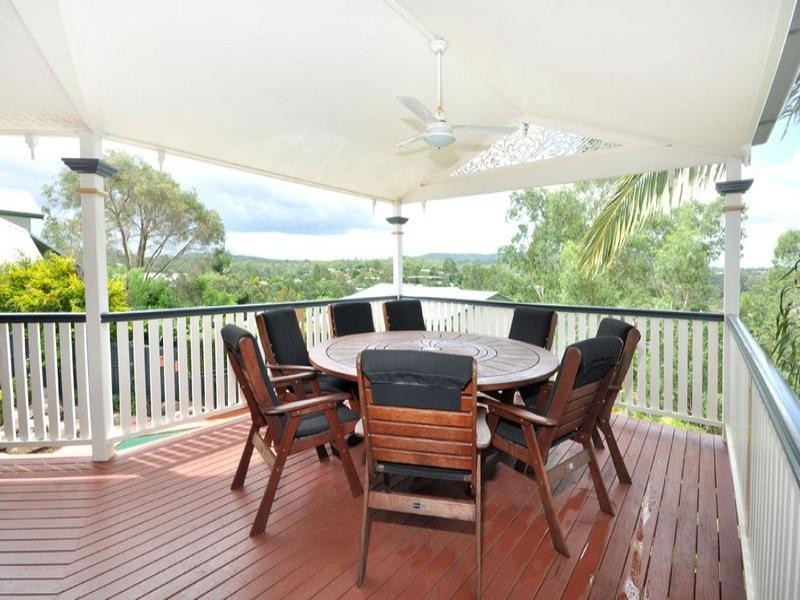 5 Larter Court, Brookfield QLD 4069