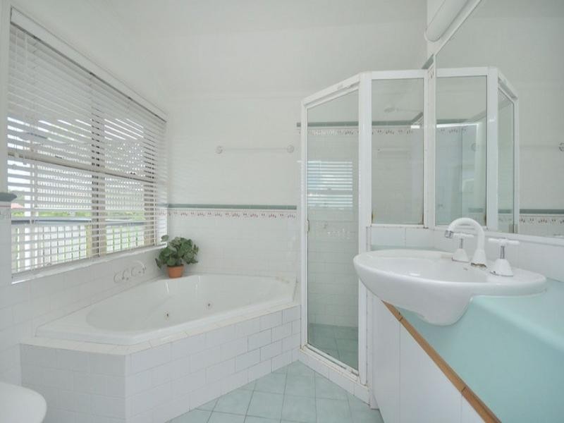 5 Larter Court, Brookfield QLD 4069