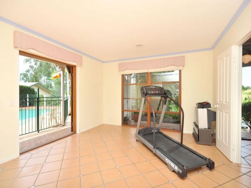 5 Larter Court, Brookfield QLD 4069