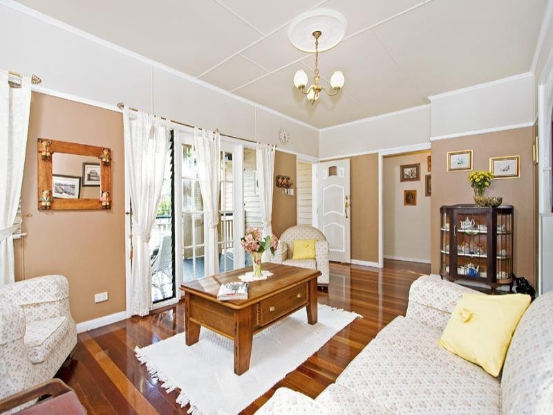 10 Newcastle Street, Fairfield QLD 4103