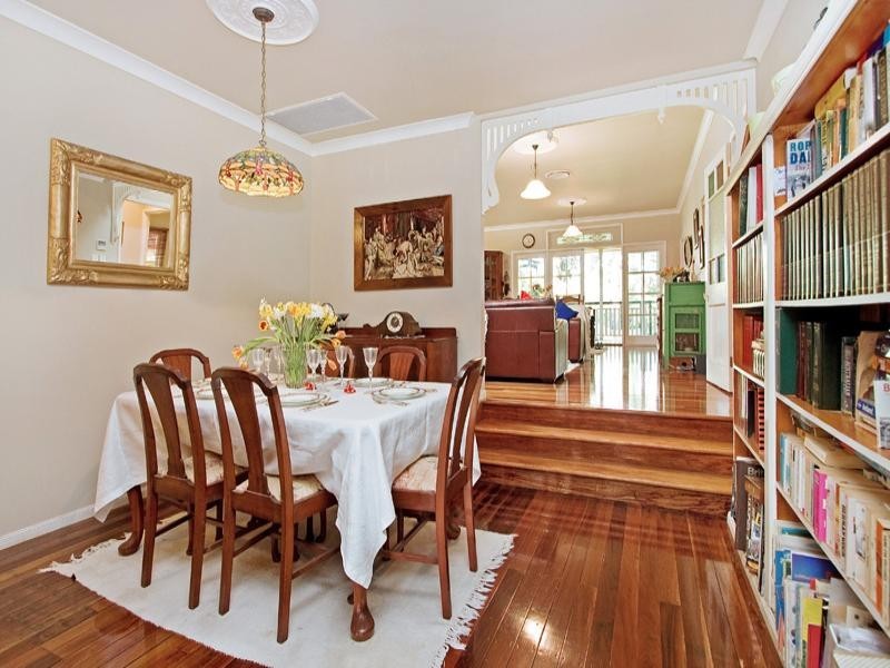 10 Newcastle Street, Fairfield QLD 4103