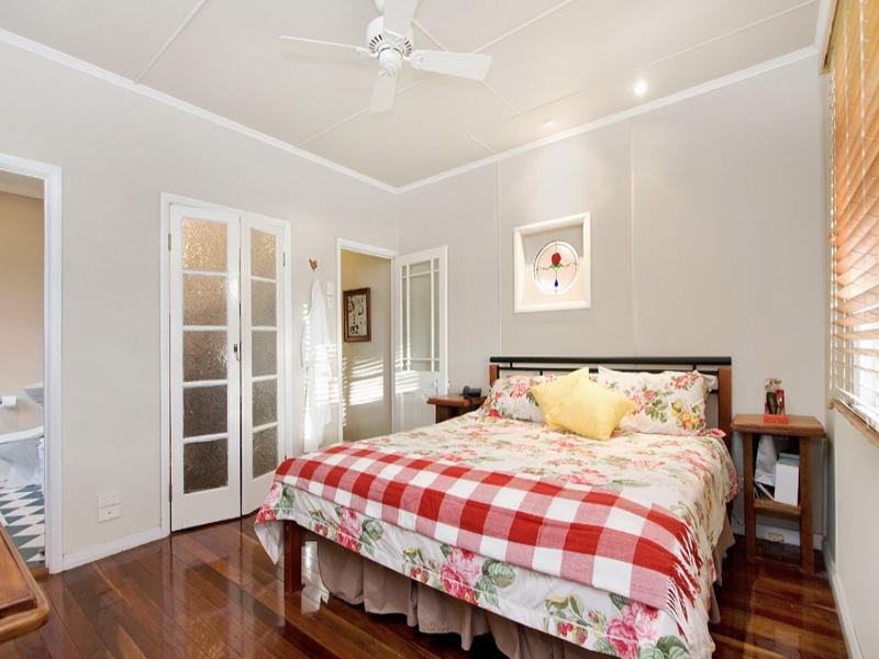 10 Newcastle Street, Fairfield QLD 4103