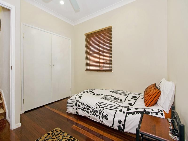 10 Newcastle Street, Fairfield QLD 4103