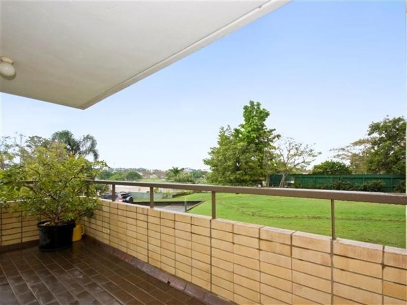2/36 Jerdanefield Road, St Lucia QLD 4067