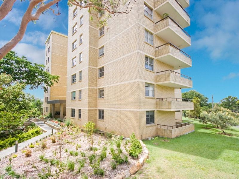 2/36 Jerdanefield Road, St Lucia QLD 4067