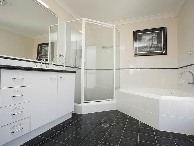 28 Halleys Crescent, Bridgeman Downs QLD 4035