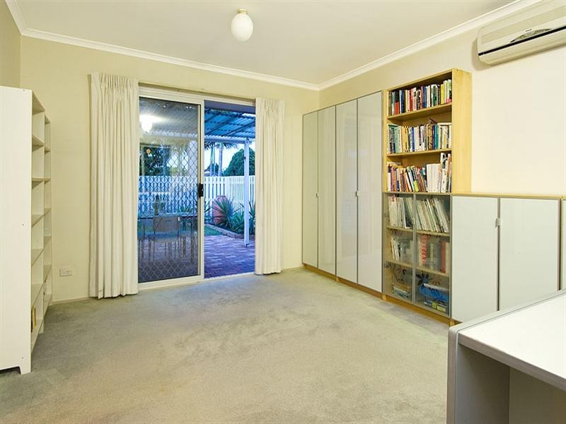 8 Vincent Place, Sinnamon Park QLD 4073