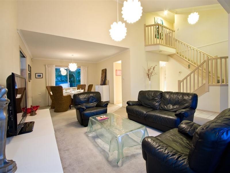 8 Vincent Place, Sinnamon Park QLD 4073