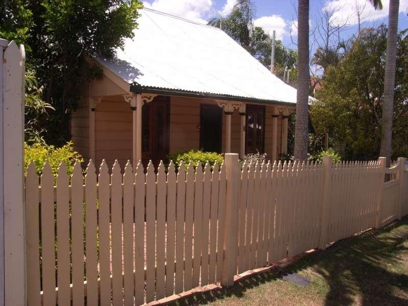 8 McComb, Kelvin Grove QLD 4059