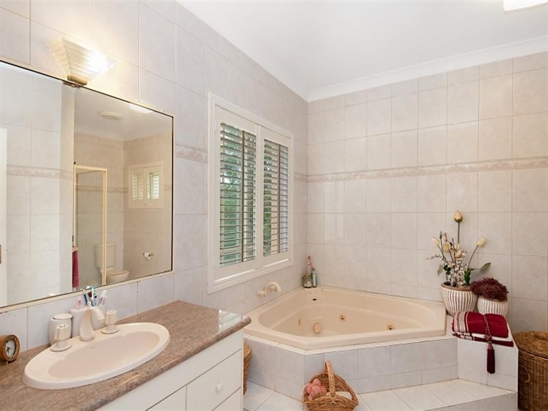 93 Ironbark Road, Chapel Hill QLD 4069