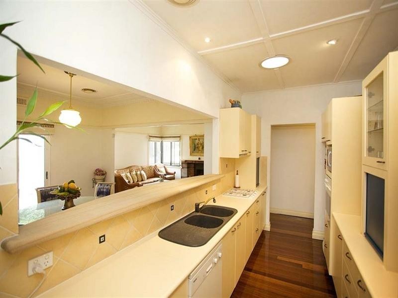 10 Grays Road, Hamilton QLD 4007