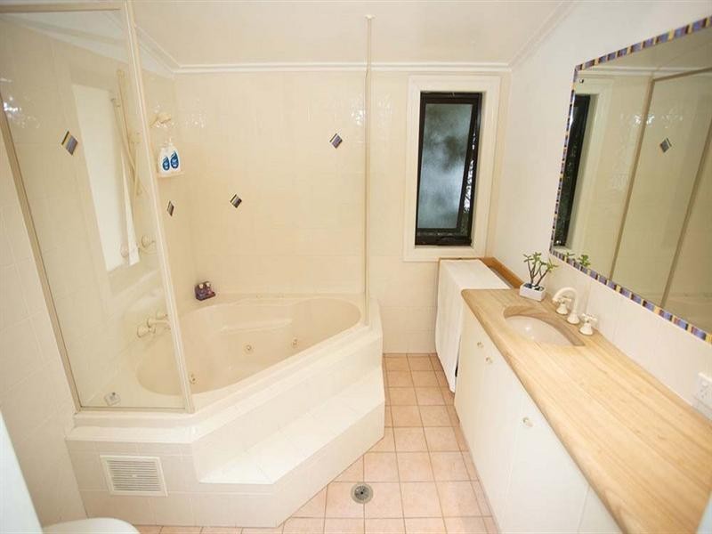 10 Grays Road, Hamilton QLD 4007