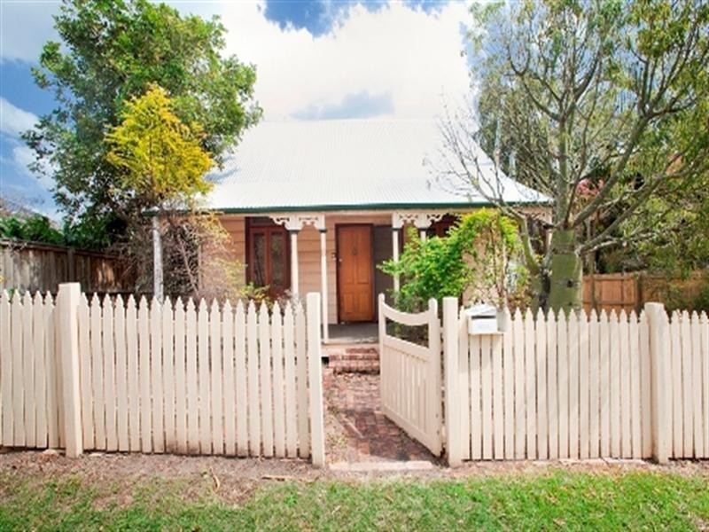 8 McComb Street, Kelvin Grove QLD 4059