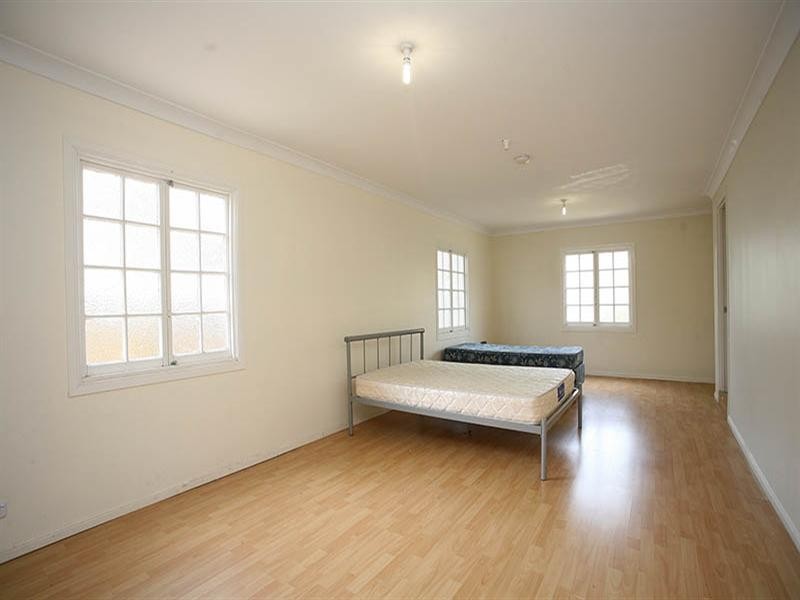 33 Leslie Street, Bardon QLD 4065